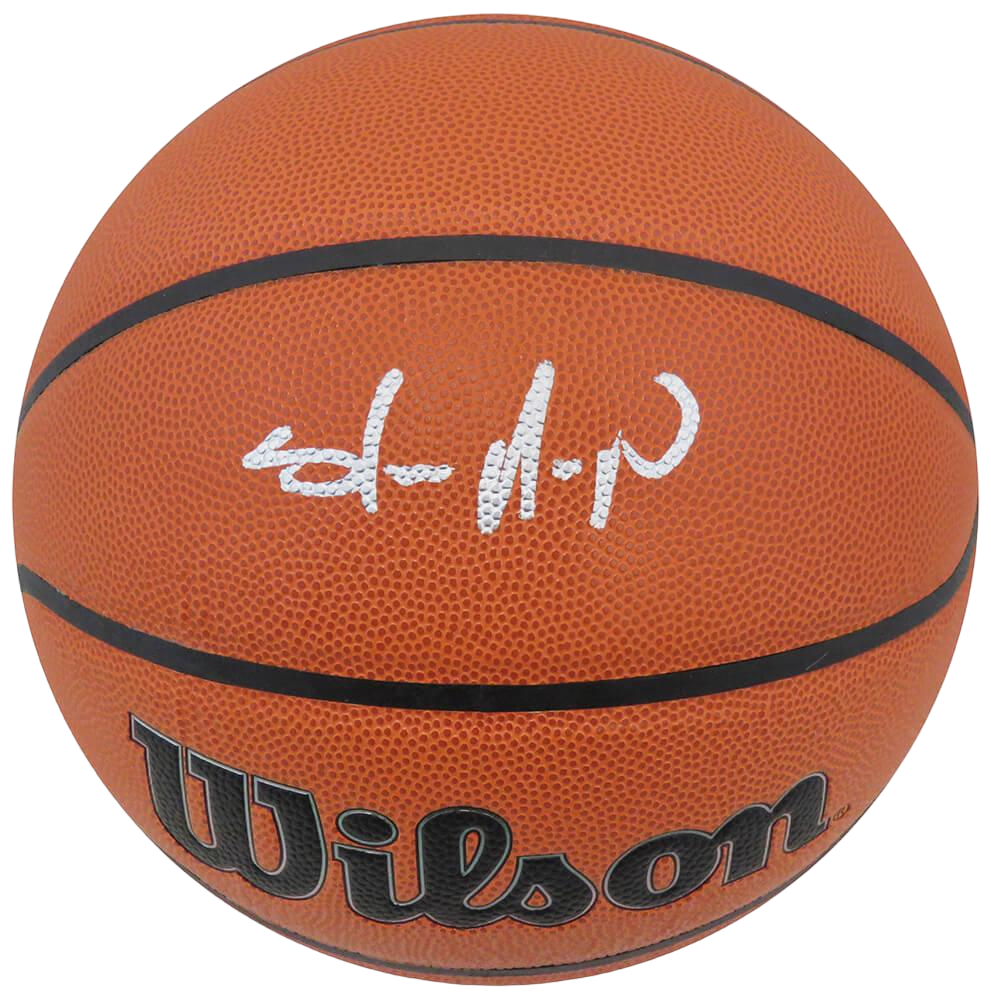 Wilson ball signed by Shawn Kemp (Beckett)